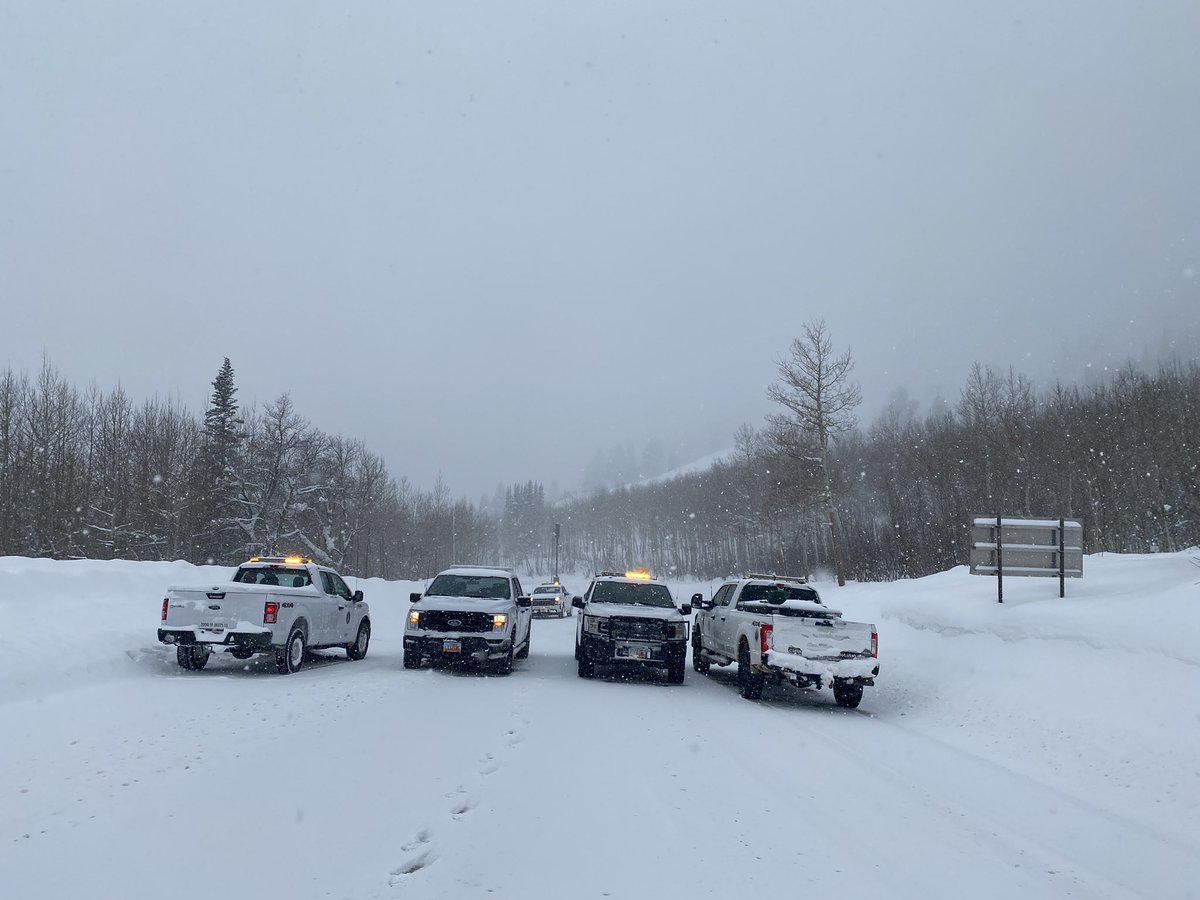 UDOTcottonwoods's tweet photo. 🔊🚧 Attention #SR210 travelers! Be advised that based on current weather conditions/avalanche danger, there is POTENTIAL for mid-day/mid-canyon @UDOTavy avalanche mitigation today.
Estimated closure time is 11am. Stand by for confirmation.
@UDOTTRAFFIC @UtahDOT https://t.co/E1QJuPHfxR