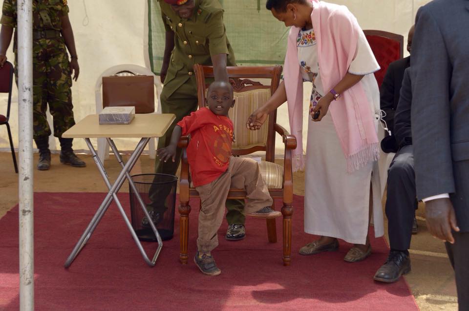 Ankunda_Barbie's tweet photo. 3yr old Akanyijuka made his way thru a crowd in Kabale to @KagutaMuseveni hugged his leg &amp; asked "Ogu ni Museveni"(Is this Museveni)

President Museveni chuckling heartily replied "ego ninye"(Yes i'm the one)

A beautiful reflection of "Let the children come to me..."Mathew 19:14 https://t.co/XCENHgPwql
