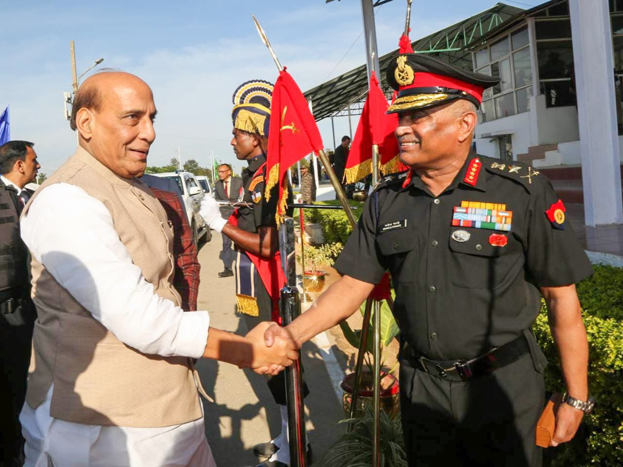 सेना दिवस पर आर्मी एडवेंचर विंग के शानदार फ्लाई पास्ट के साथ शुरू हुई 'शौर्य संध्या', देखें Photo