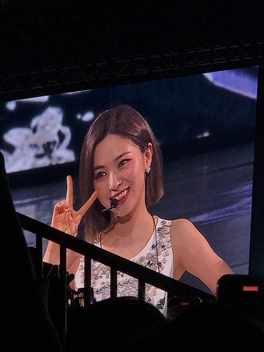 luvfairyfairies's tweet photo. the orig plan was i-chaperone ang fanboy na kapatid sa itzy con pero parang ako yung super nagenjoy dumating sa point na nagpagawa ako freebies for ryeji &amp; namigay tapos umiyak at nagwala sa con lmao 🤣

#ITZYinManila #ITZY_CHECKMATE #ITZY_CHECKMATE_MANILA #CheckmateInMNL  #ITZY https://t.co/hDiRx9isjC