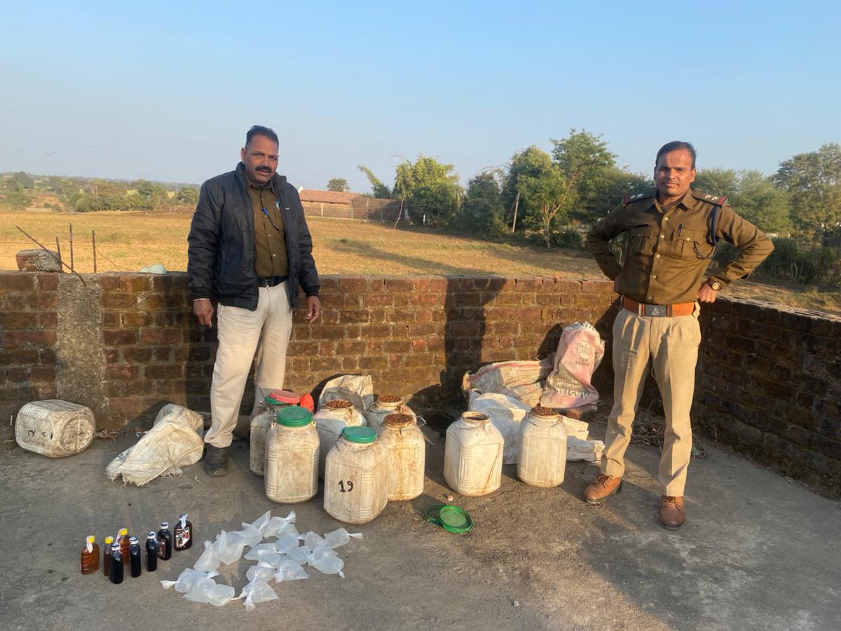 180 किलोग्राम महुआ लाहन, 5 लीटर हाथ भट्टी व 93 मदिरा जब्त

अवैध मदिरा के 6 प्रकरण दर्ज

गाडरवारा के अंतर्गत ग्राम गर्धा, चिरहकला, खकरिया एवं दिघोरी में दबिश

अनुमानित मूल्य 17 हजार 120 रूपये है

RM: bit.ly/3HgwSRb