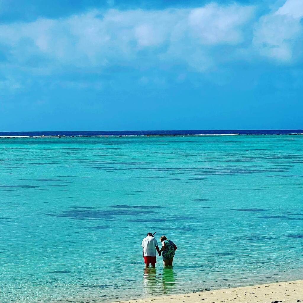izzyerskine's tweet photo. Happy 46th Wedding Anniversary to these adventurous beach babes ☀️ https://t.co/xwx0767wB3 https://t.co/OpjxL2tdcE