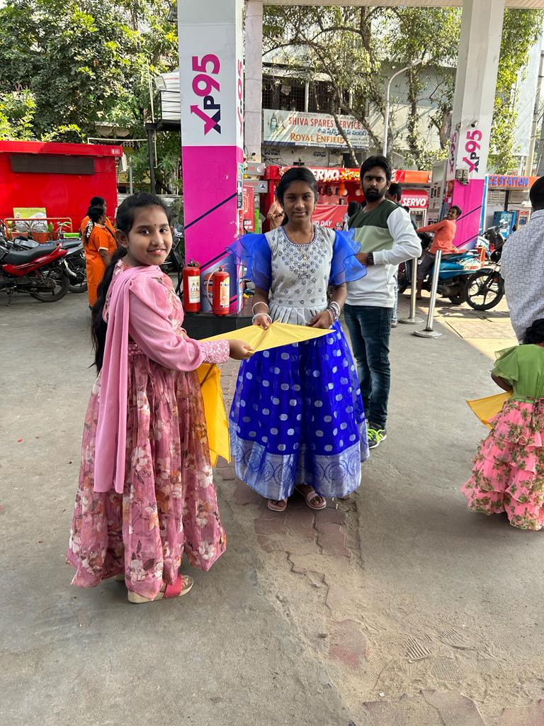 IocOffice's tweet photo. Indianoil brought smile again on customers' face.  Kite distribution  on occasion of Makar Sankranti at various Retail outlets of Vijayawada Divisional Office. #MakaraSankranti2023 https://t.co/bzCEzRO34m