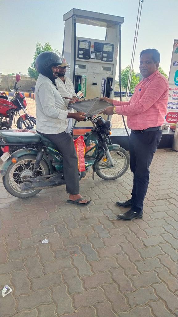 IocOffice's tweet photo. Indianoil brought smile again on customers' face.  Kite distribution  on occasion of Makar Sankranti at various Retail outlets of Vijayawada Divisional Office. #MakaraSankranti2023 https://t.co/bzCEzRO34m