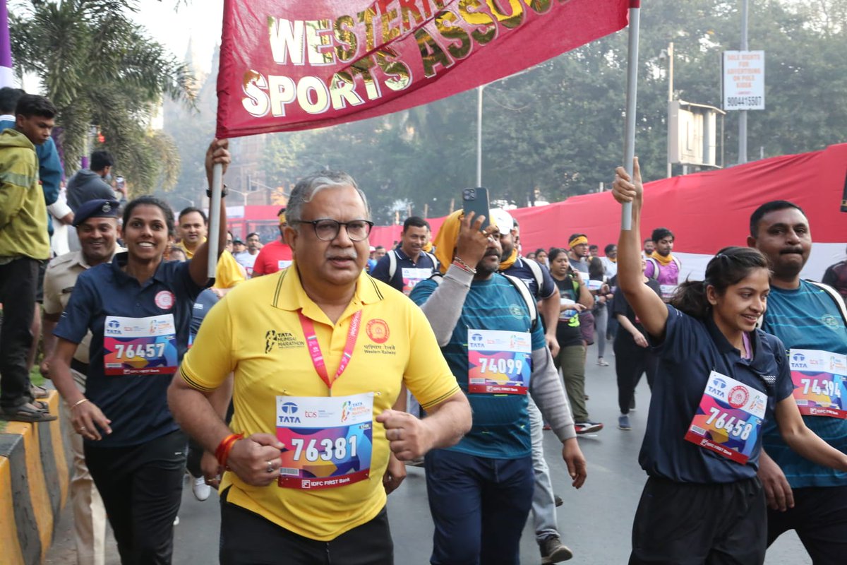 WesternRly's tweet photo. GM/WR Shri Ashok Kumar Misra participated in the Dream Run event of the @TataMumMarathon  2023.

More than 25 officers &amp; their family members took part in the Dream Run &amp; several senior officers of WR also participated in full Marathon &amp; Half Marathon events. https://t.co/RFahohBW60