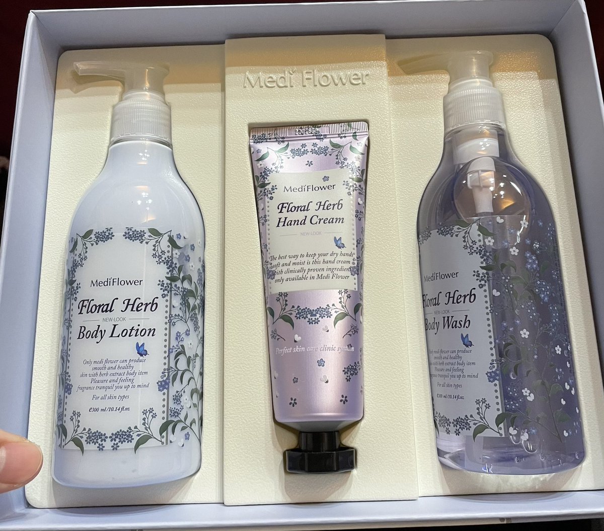 今年尾牙的交換禮物 🎁
抽中很實用的禮盒 😊
雖然抽獎沒有中大獎跟現金
覺得有點可惜 😮‍💨
#2022尾牙 #尾牙 #尾牙聚餐
#中部 #彰化 #交換禮物
#我比較想抽到現金
#但有抽到已經很開心了