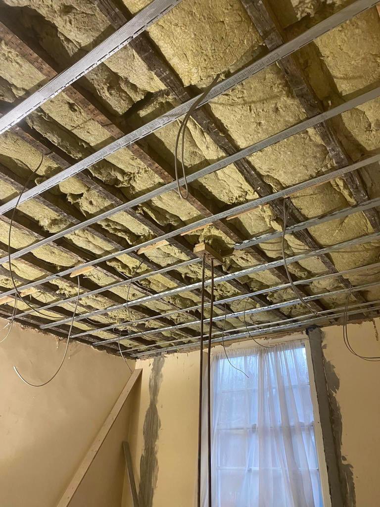 The guys working through the weekend installing acoustic insulation and Sound Proofing Plasterboard in Chester ready for plastering this week
#chester #weekendworking #plastering #soundproofing #airbnb #hintonpayne
hintonpayne.com.