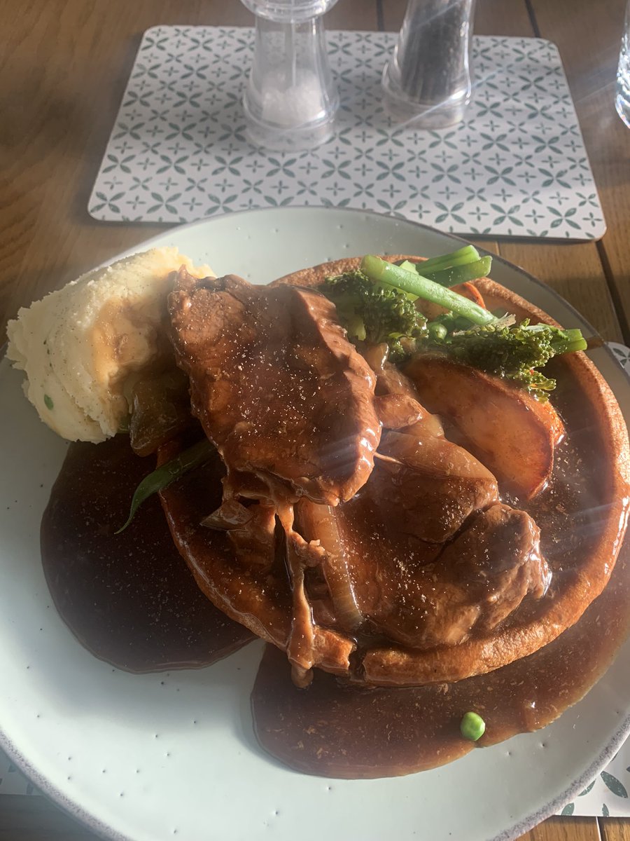 Hulldolfan's tweet photo. Super Sunday in full flow here. Braising steak in a giant Yorkshire. Heading to the pub soon. You what! Boom! 👊🏻👊🏻👊🏻 https://t.co/9HNZskuTs1