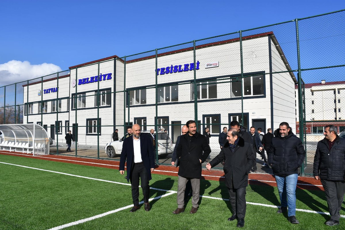 EminGeylani's tweet photo. Atıl alanı dönüştürerek kazandırdığımız Futbol Sahası Projemizin yanında, tribünler, soyunma odaları, kulüp tesis binası, oturma dinlenme alanları, basketbol, voleybol ve antrenman sahası da yer alıyor.. https://t.co/8GUtrjDXDR