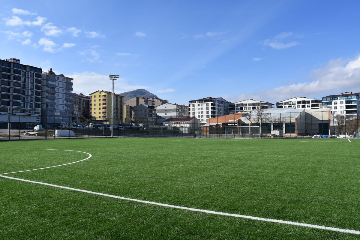 EminGeylani's tweet photo. Atıl alanı dönüştürerek kazandırdığımız Futbol Sahası Projemizin yanında, tribünler, soyunma odaları, kulüp tesis binası, oturma dinlenme alanları, basketbol, voleybol ve antrenman sahası da yer alıyor.. https://t.co/8GUtrjDXDR