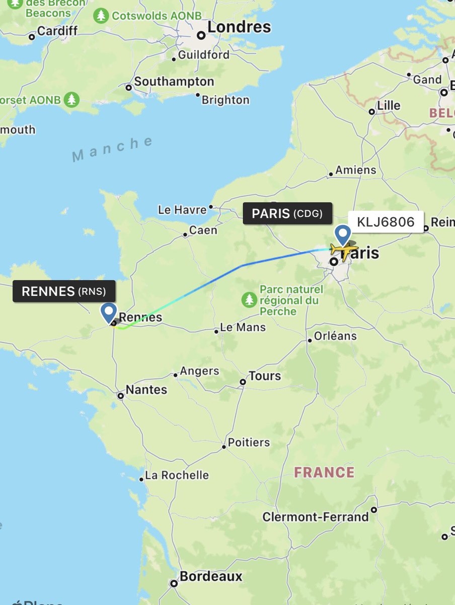 Berrezai's tweet image. L’équipe du #PSG est arrivé à 12h10 à l’aéroport de #Rennes pour son match contre le Stade Rennais
Elle effectue le déplacement avec un Boeing 737 loué à la compagnie #KlasJet 
Décollage pour le vol retour prévu cette nuit à 00h45
#SRFCPSG #SRFC #Paris #L1