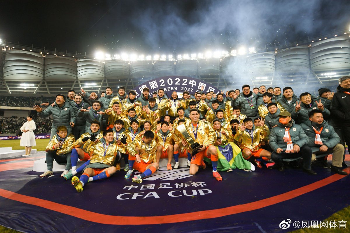 Superligachina's tweet photo. #CopaCFA #Final| El Shandong Taishan remonta el gol inicial del Zhejiang y se lleva el título de copa gracias a un tanto en el tramo final del encuentro que puso el 1 (Gu Bin 🇨🇳) : 2 (Chen Pu 🇨🇳 &amp; Zhang Jiaqi 🇨🇳 PP) en el marcador! https://t.co/k7PTMs7oAu