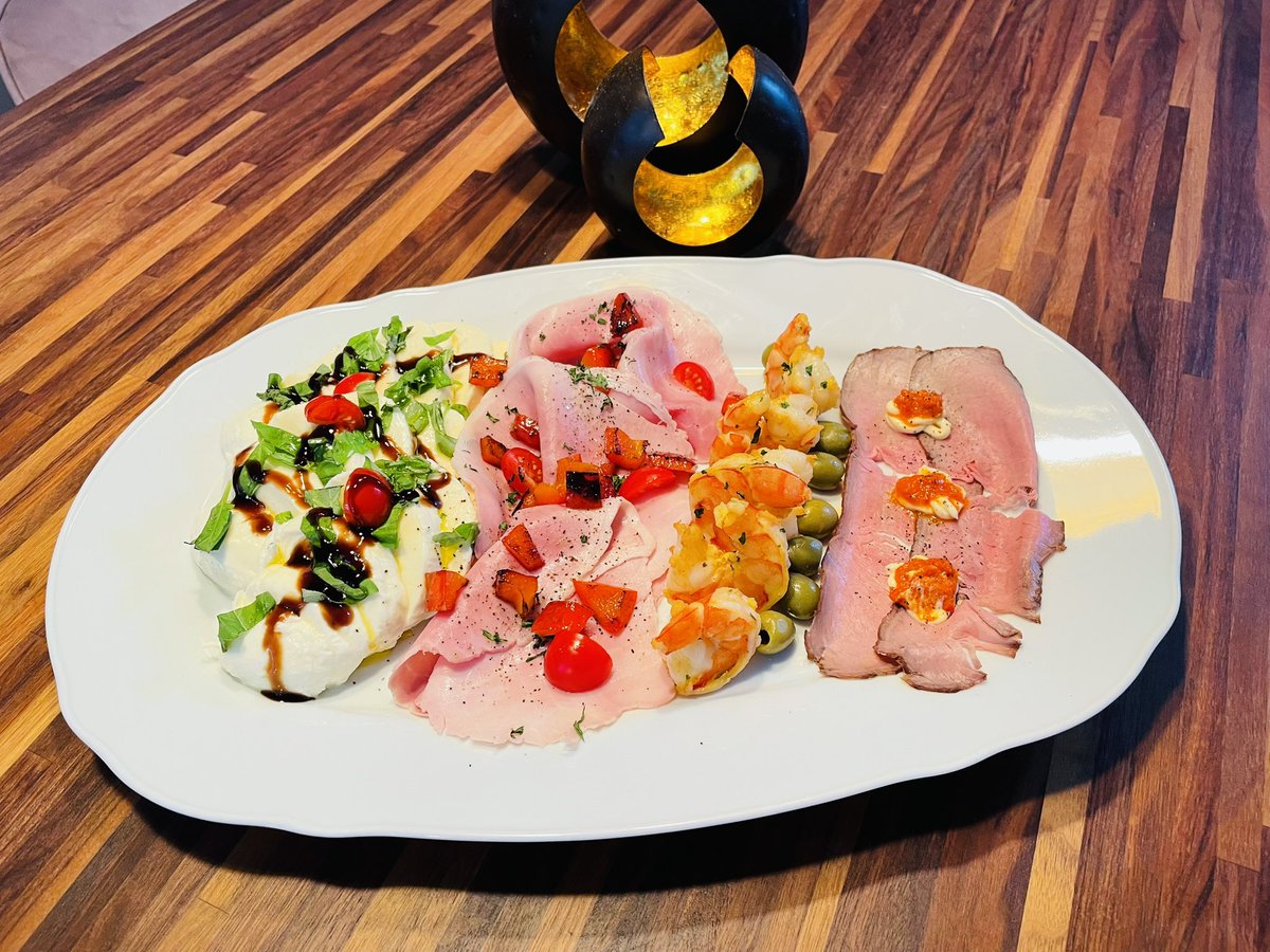 Breitlinger1's tweet photo. #Garnelen #Mozzarela #Olivoil #Roastbeef und ein bisschen Drumherum, als „Zwischendurch“ 😂 https://t.co/XC2GJJ2h2f