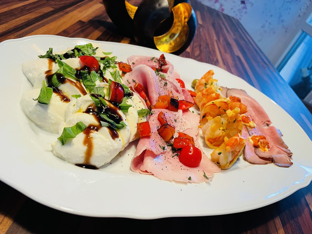 Breitlinger1's tweet photo. #Garnelen #Mozzarela #Olivoil #Roastbeef und ein bisschen Drumherum, als „Zwischendurch“ 😂 https://t.co/XC2GJJ2h2f