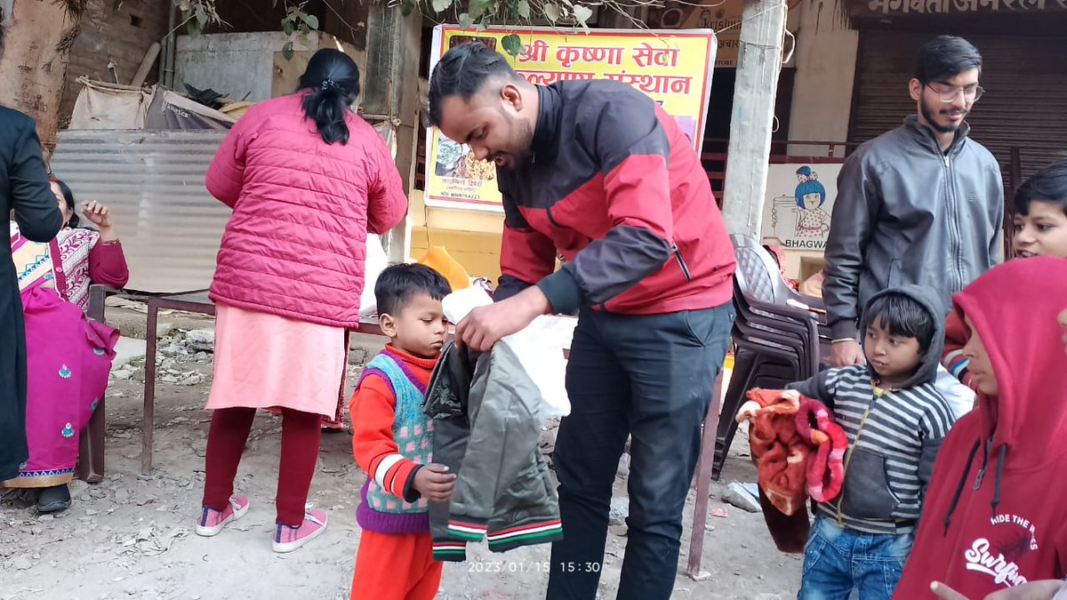 AmanAwa52829462's tweet photo. लोग बनावट के दीवाने हैं
और हम सादगी लेकर कहा जाएं।।
आज मकरसंक्रांति एवम् सैनिक दिवस के शुभ अवसर पर खिचड़ीभोज व कपड़े वितरण किया और बधाई दी कुछ काम करके सुकून मिलता हैं।।
#HappyMakarSankranti
@LucknowUnion @Lusu_Election https://t.co/sscLXGDnb9
