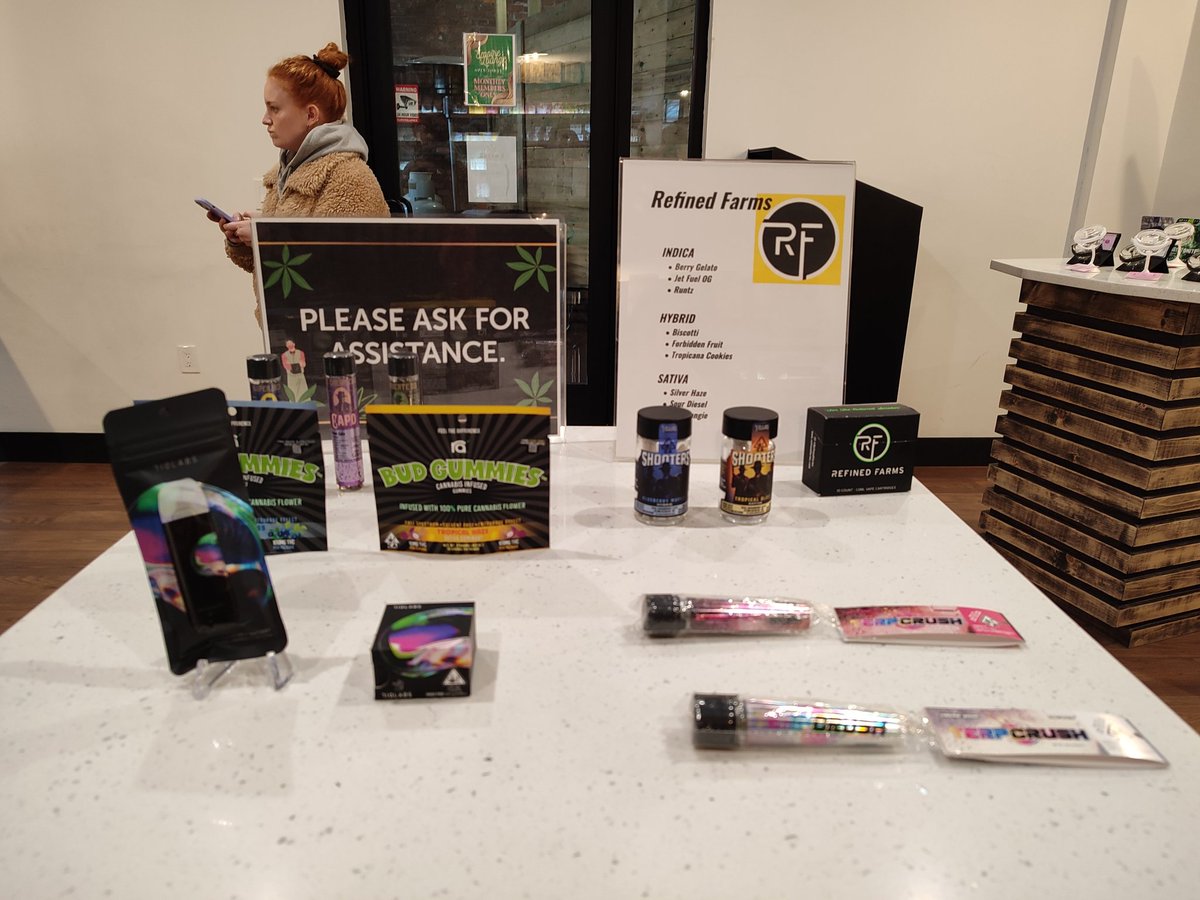 #NRF2023 Les effluves de cannabis sont partout à New York. Pour acheter à l'Empire cannabis clubs il faut être membre (adhésion à la journée possible pr 15$). Offre large allant de la plante aux glaces en passant par des gummies. #marketing