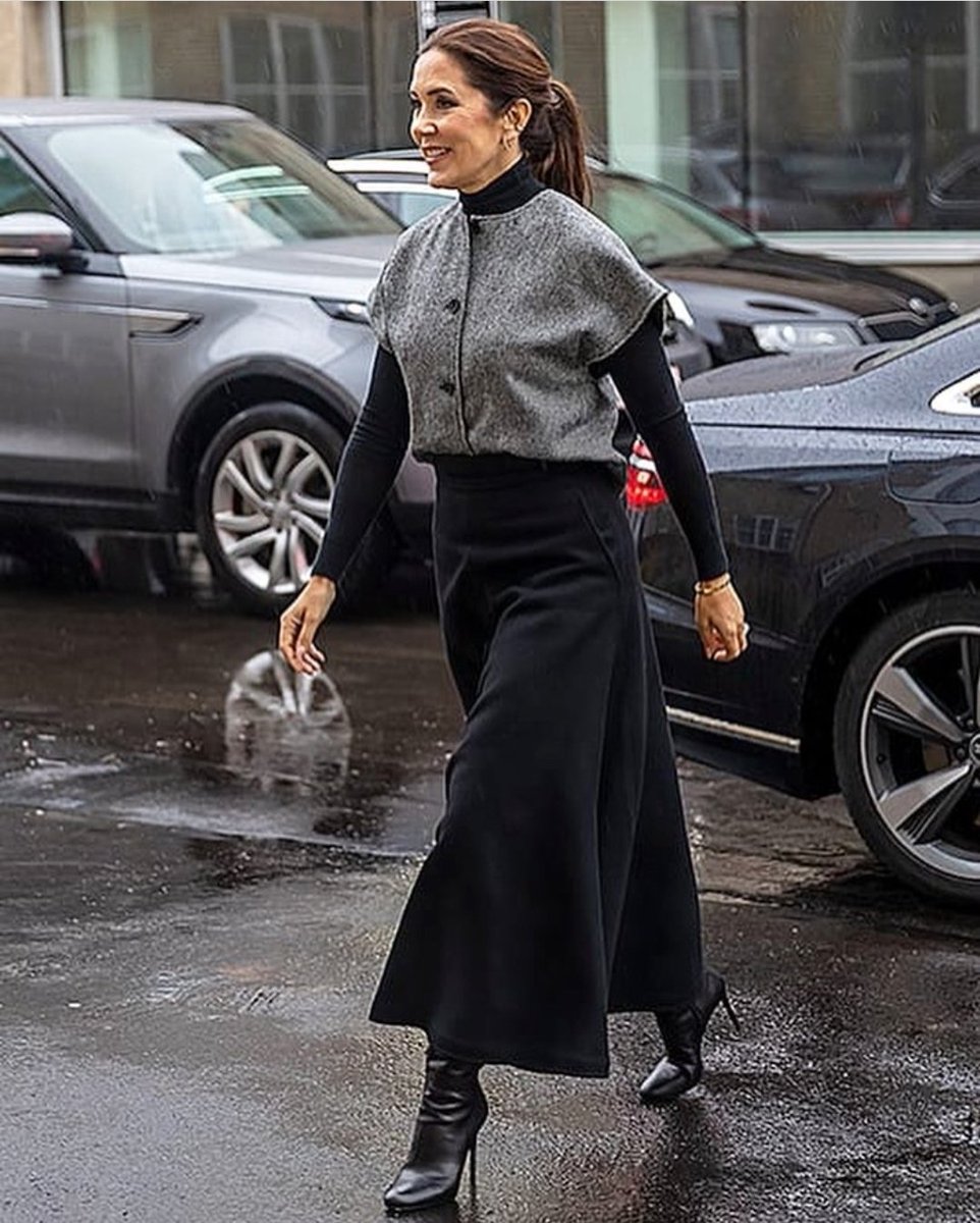 colourandimage's tweet photo. Love this look on Princess Mary. Chic, modern, and comfy. Better still, the dress is by @mango! And the top creates the perfect proportions... one quarter to three quarters 👌❤️
#stylingthenation
#personalshopper
#Academy
#Cork
#121sessions https://t.co/hISobPn8N4
