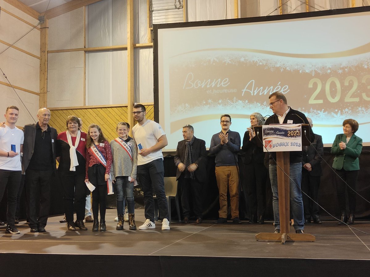 RoullaudBeatric's tweet photo. Merci à Daniel HAQUIN, Maire de Juilly, et à son conseil municipal pour m’avoir si aimablement reçue lors de la Cérémonie de ses vœux. Sportifs et conseil municipal des enfants mis à l’honneur, joli diaporama et bonne organisation.Merci à chacun d’eux #Juilly @RNJ_77 @RNational77 https://t.co/3pifVebhJF