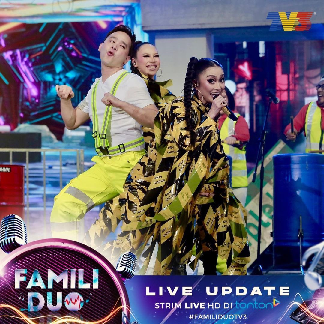 tv3malaysia's tweet photo. Perghh!! Memang gempak la peraembahan duo ni! Siap ada geng percussion on stage!!

@aydajebat @shafynajebat 

Strim LIVE HD di Tonton dan Saksikan #FamiliDuoTV3 setiap Ahad jam 9.00 malam di TV3! https://t.co/hGBbZJQCq3