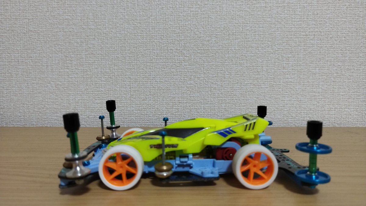 SASAKI96149285's tweet photo. #ミニ四駆 #RAYSPEAR 2台と #LOADSPIRIT #K4GAMBOL 4台あるけど走らせているのはほとんど提灯仕様のRAYSPEAR💦 https://t.co/ak9G48DFGw