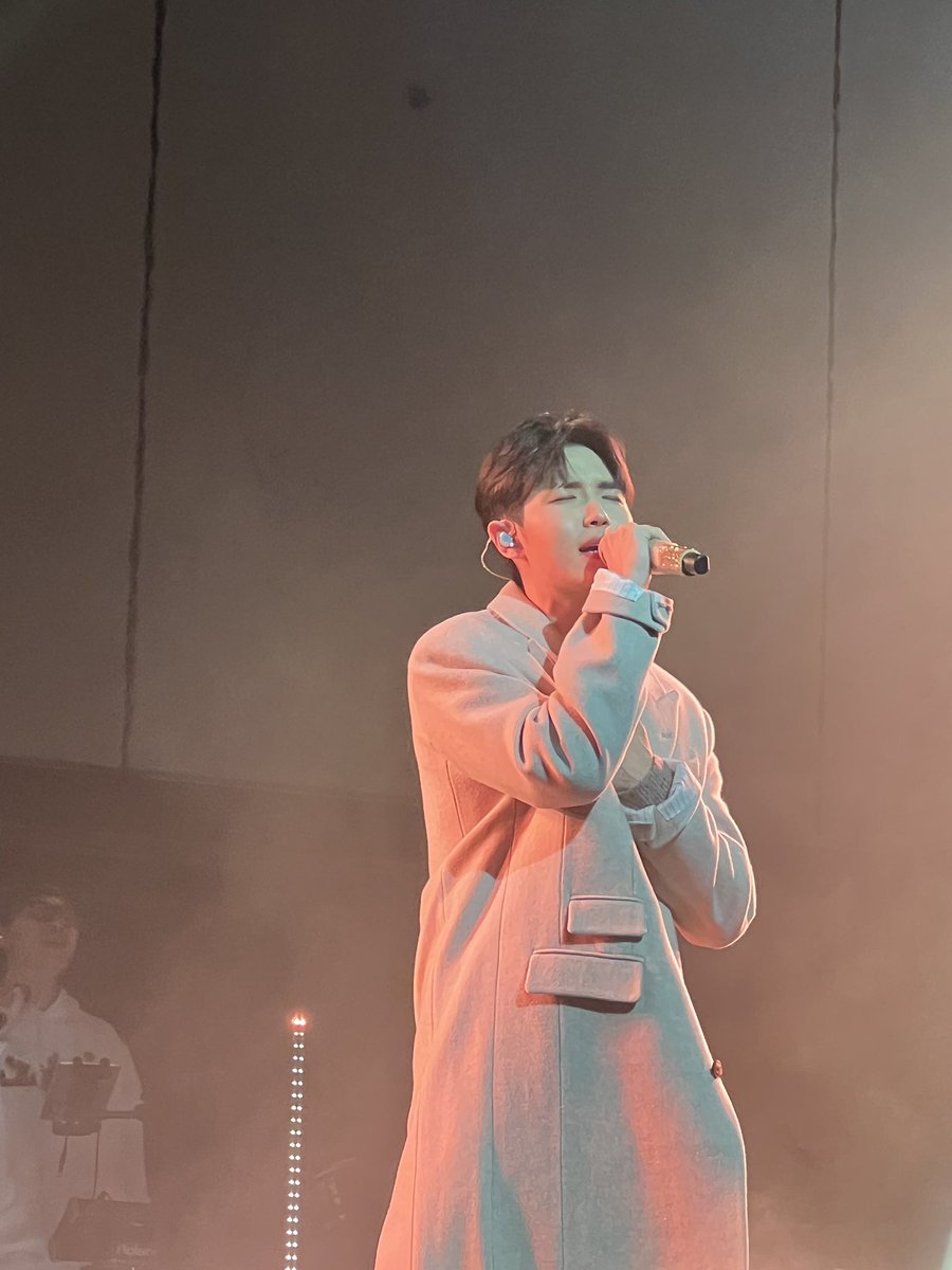 천사 영접하고 옴 🥺 처음 등장했을 때부터 머리 보고 입 틀어막았는데 오늘 진짜 너무 예쁘고 노래도 잘하고 행복했따 .. 진심 너무 행복해서 마지막 굿바이모닝이랑 겨울동화때는 눈물 글썽였다고 ..🥹 이제 내일부터 어떻게 살지 ?

#재환이로_완성된_달별콘
#달과_별_그리고
#김재환 #KIMJAEHWAN