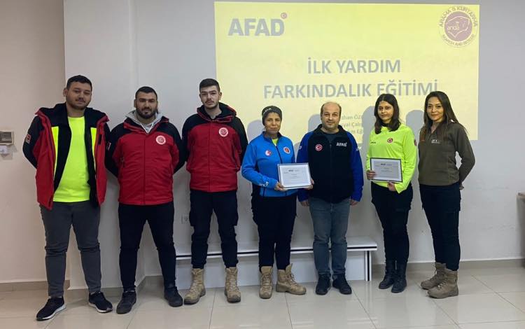 AFADHatay's tweet photo. ANDA Hatay Arama Kurtarma Ekibi üyelerine Kentsel Arama ve Kurtarma Akreditasyonu kapsamında "İlk Yardım Farkındalık Eğitimi" verildi. 
#AFADAkredite ✅
#İlkYardımHayatKurtarır
@andaAke @andadernegi https://t.co/HnNOIBhmPV