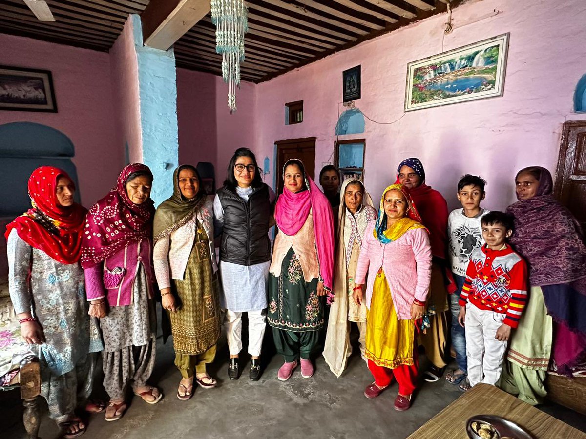 DoohanSonia's tweet photo. आज गाम बड़ाला के सरपंच भाई प्रदीप (काला) के सरपंच बणन पै उनके द्वारा कराए गए भंडारे मैं पहुंची अर सरपंच बणन की खुशी मैं बधाईयां दी। https://t.co/YoEtKzfeGq