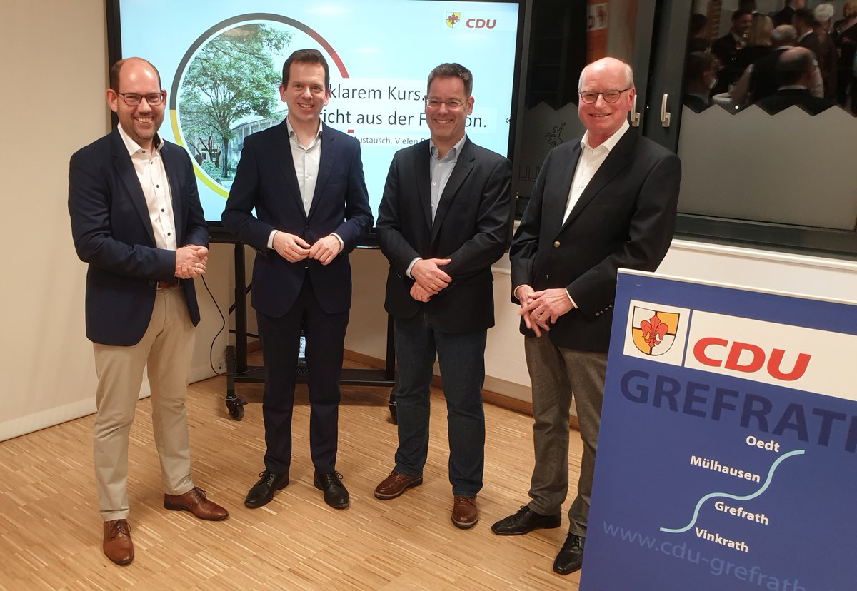 CDUGrefrath's tweet photo. Neujahrsempfang der CDU in der neuen Werkhalle der Sekundarschule. Bestens besucht u.a. von @MartinPlumMdB #Grefrath #cdu #kommunalpolitik https://t.co/HcR8EstHyg https://t.co/Vk0XG16G1o