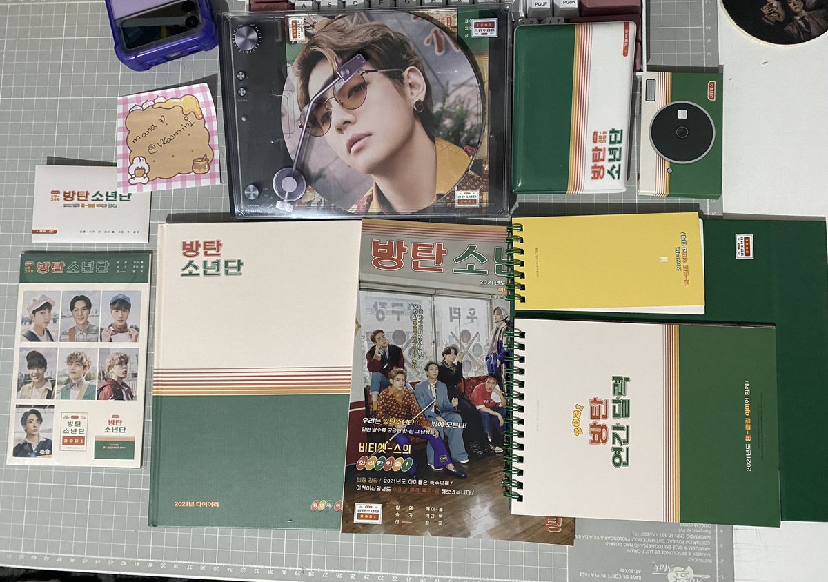 vkoominj's tweet photo. VENDO VENDA BTS

Seasons Greetings 2021 
Sem o item random

R$ 350,00
*Frete pelos correios a combinar
*Pix ou Picpay https://t.co/QLuLCamBAi