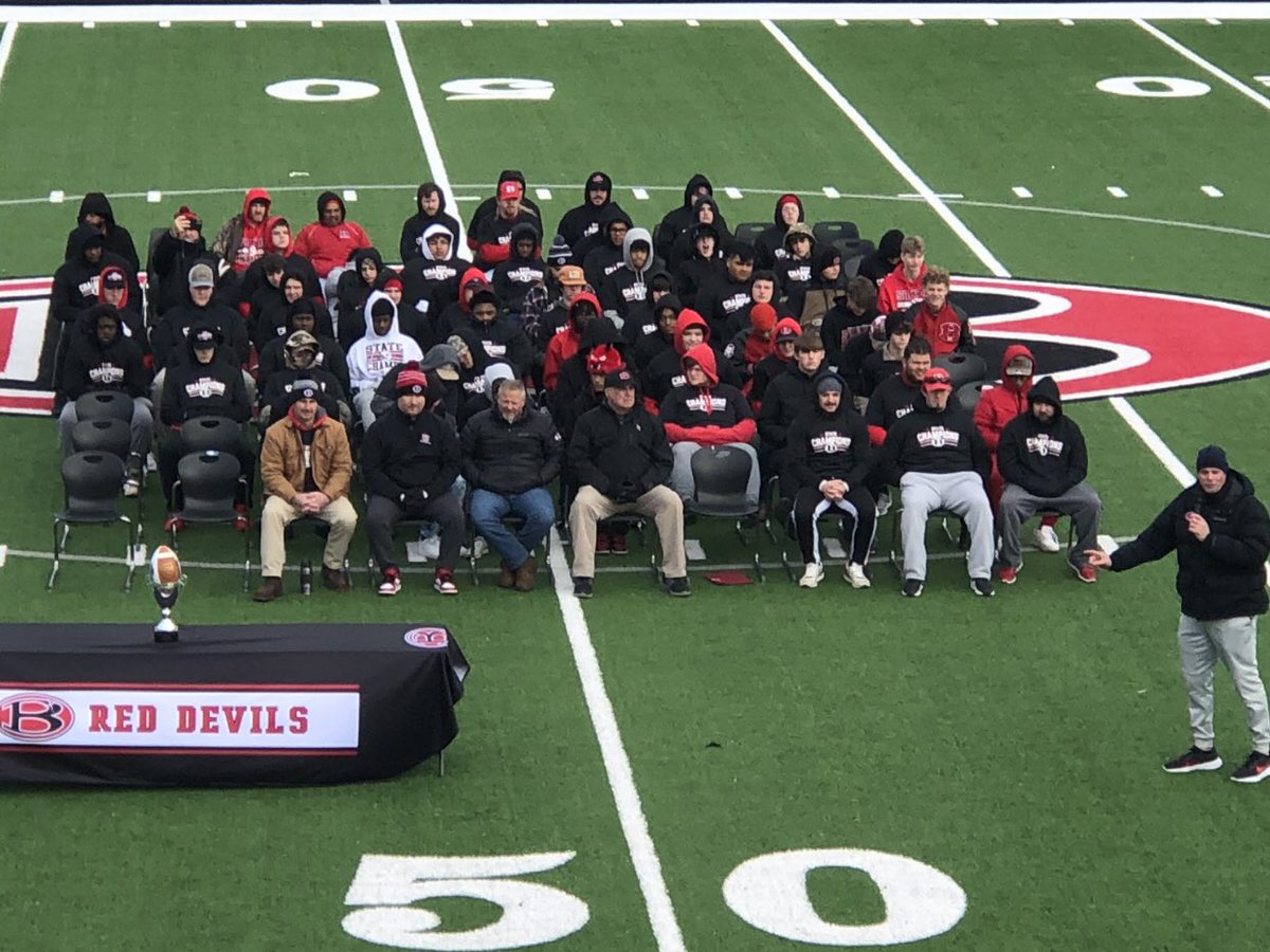 j_mark_huggins's tweet photo. What a way to spend a chilly Saturday morning‼️
🎉Celebrating the State Champs with a parade and on-field presentation🏆
Thank you County Commissioner Danny Bailey and Superintendent ⁦@scottkcowart44⁩ for the uplifting words to our community
#forksup
⁦Go 🅱️ig Red https://t.co/fxxV5JOT24