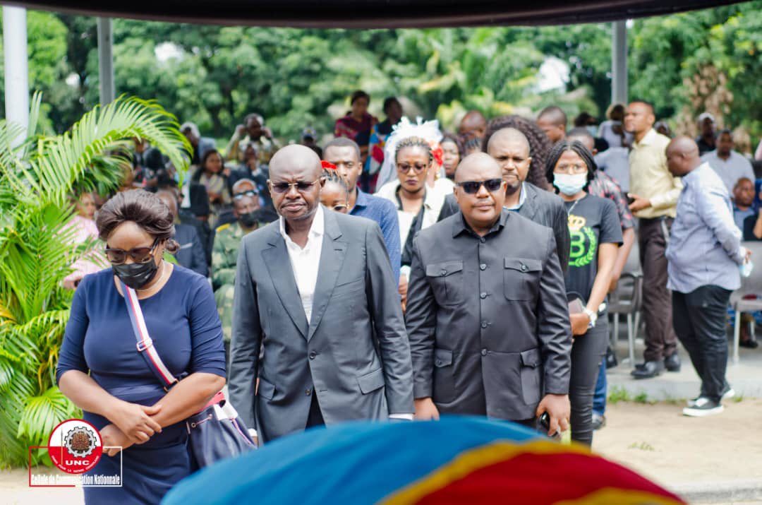 BasimanaMadieng's tweet photo. Décédé le 06 janvier, le Colonel Séraphin ZIRIMANI, jeune frère de Me  Saté ZIRIMANI,  Dircaba du PN @VitalKamerhe1 de l'UNC a été conduit en sa dernière demeure ce dimanche après les hommages militaires et civils qui lui ont été rendus  à la  clinique Ngaliema. 

@BillyKambale1 https://t.co/5c98ULuKkV