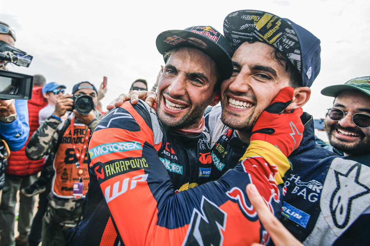 P1 etapa - P1 General! CAMPEÓN DAKAR RALLY 2023 🇦🇷❤️! 
Inmensamente feliz, hoy 15 de enero de 2023, hice historia nuevamente ganando por segunda vez y siendo el Primer Piloto en la historia del Dakar en ganar con dos marcas diferentes en motos!