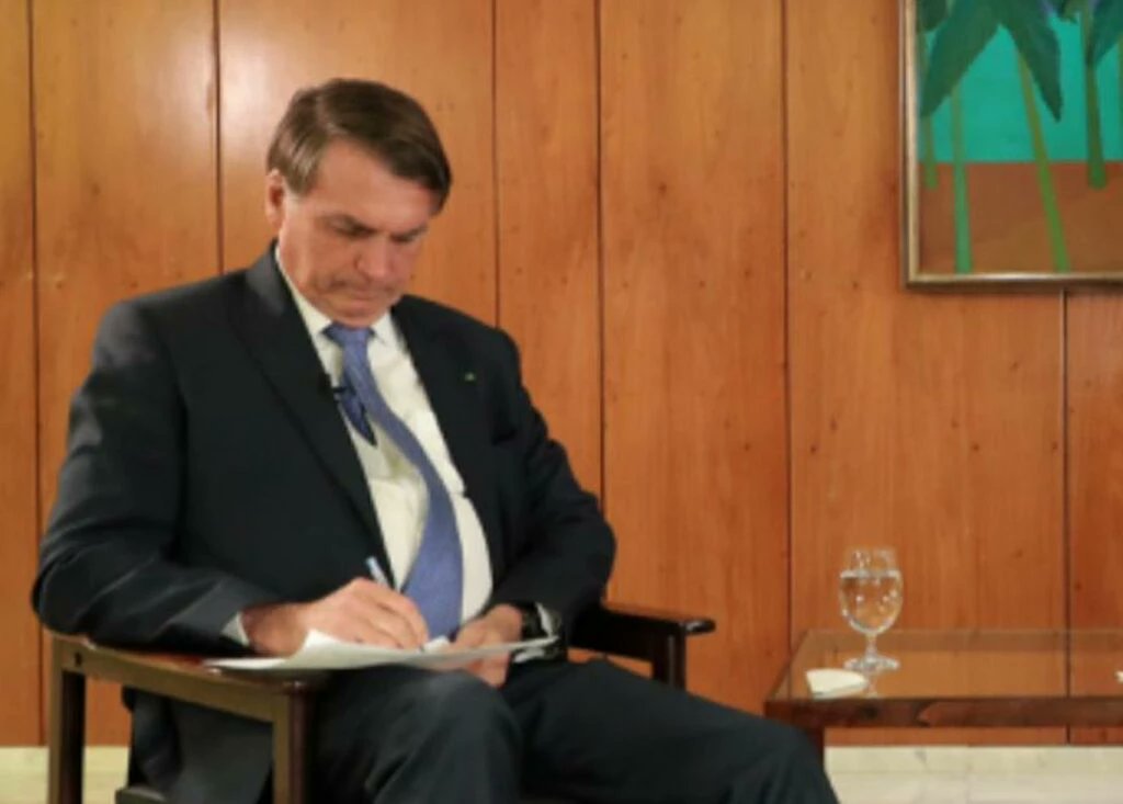 sensacionalista's tweet photo. Bolsonaro nega ser autor, mas minuta do golpe terminava com 'Tá ok?' https://t.co/JEEkhqf6qA