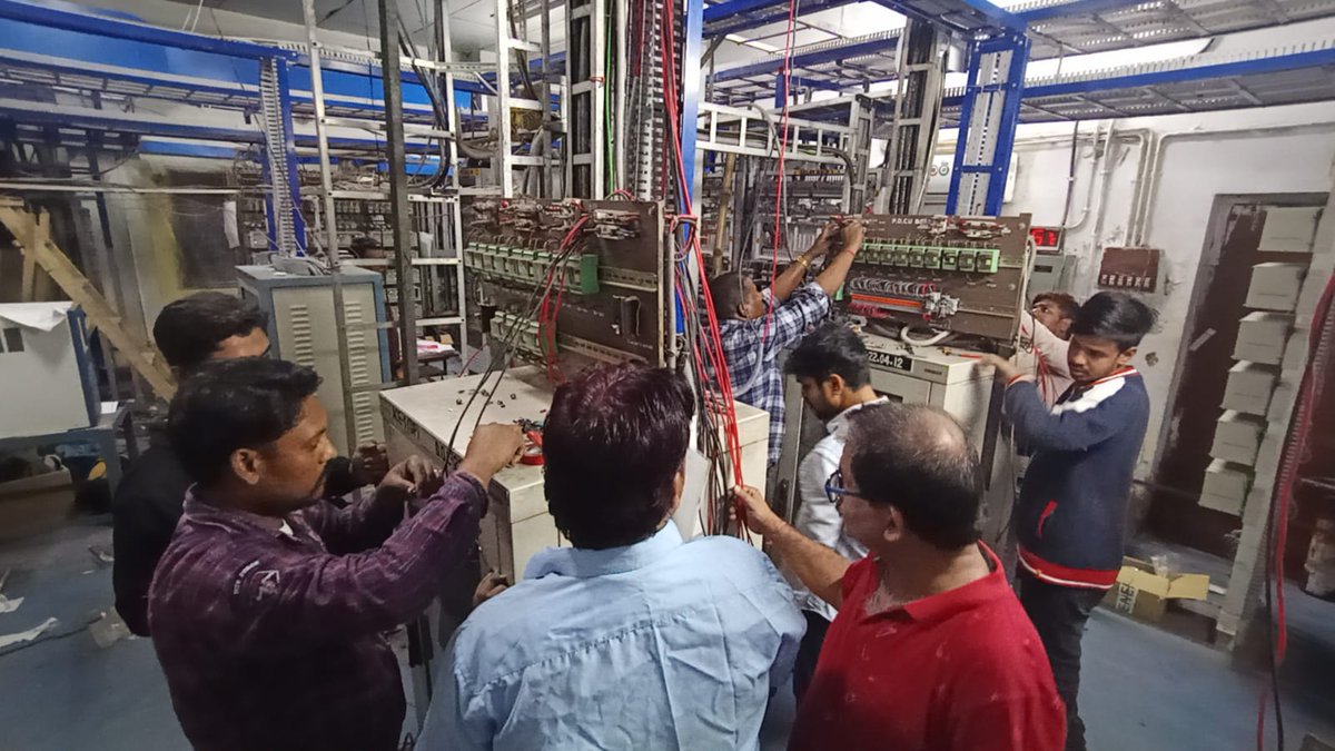 metrorailwaykol's tweet image. #KolkataMetro has successfully completed #ElectronicInterlocking work at DumDum panel on 15.01.2023 which will enhance commuters safety and increase operational flexibility of #MetroRailway.This has been done without hampering commercial services on the Blue Line.#youngkolkatans