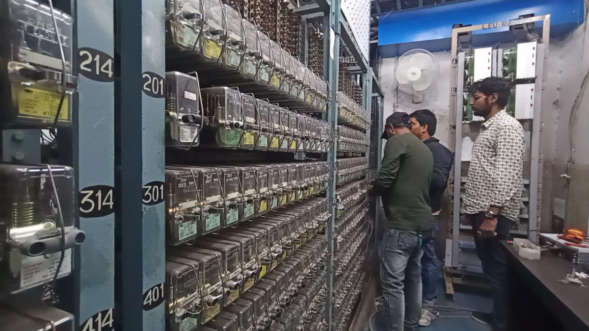 metrorailwaykol's tweet image. #KolkataMetro has successfully completed #ElectronicInterlocking work at DumDum panel on 15.01.2023 which will enhance commuters safety and increase operational flexibility of #MetroRailway.This has been done without hampering commercial services on the Blue Line.#youngkolkatans