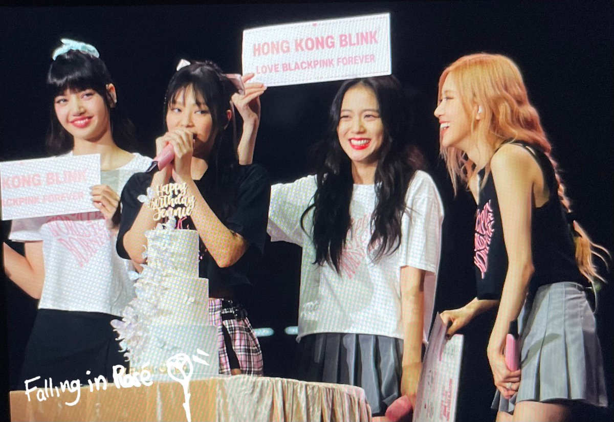 FALLING IN ROSÉ tweet media