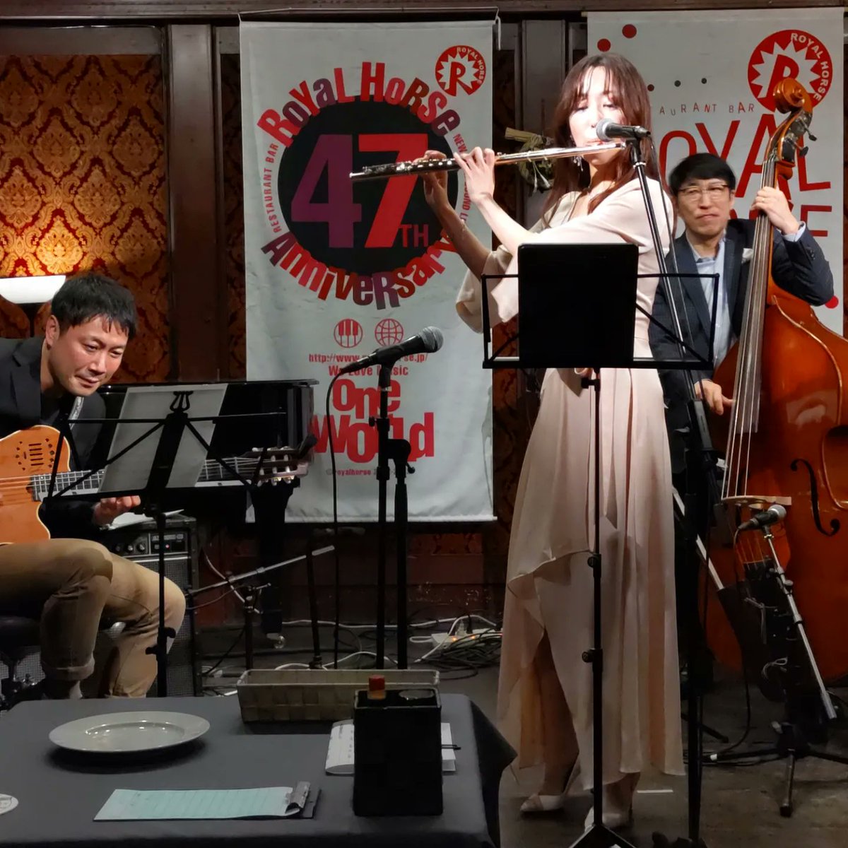 MensKatsu0309's tweet image. 【1/12－1/165days中村健吾&amp;amp;進藤洋樹featuring咲野ゆりツアーライブ　初日】
＜パーソナル＞
中村健吾（Ba）
進藤洋樹（gt）
咲野ゆり（fl）

#中村健吾&amp;amp;進藤洋樹featuring咲野ゆりツアーライブ　＃関西5DAYS＃ベーシスト#中村健吾#ギタリスト#進藤洋樹#フルーティスト#咲野ゆり＃楽しかった🥰