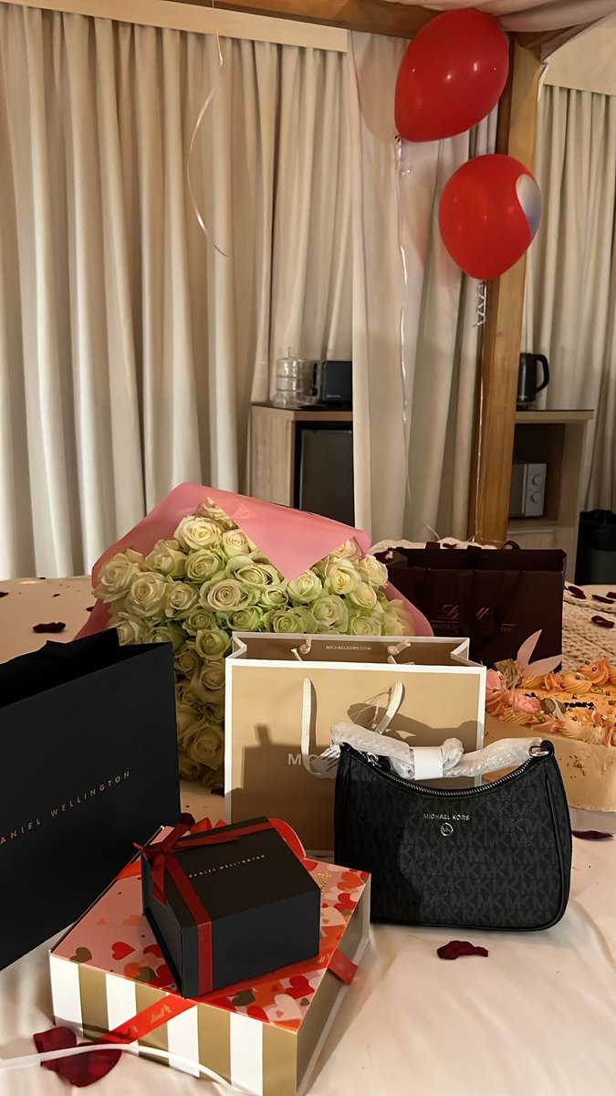 RoyaltyGomo's tweet photo. POV : you’re in your girlfriend spoiled era🥹🥹 https://t.co/Fug3PluIR3