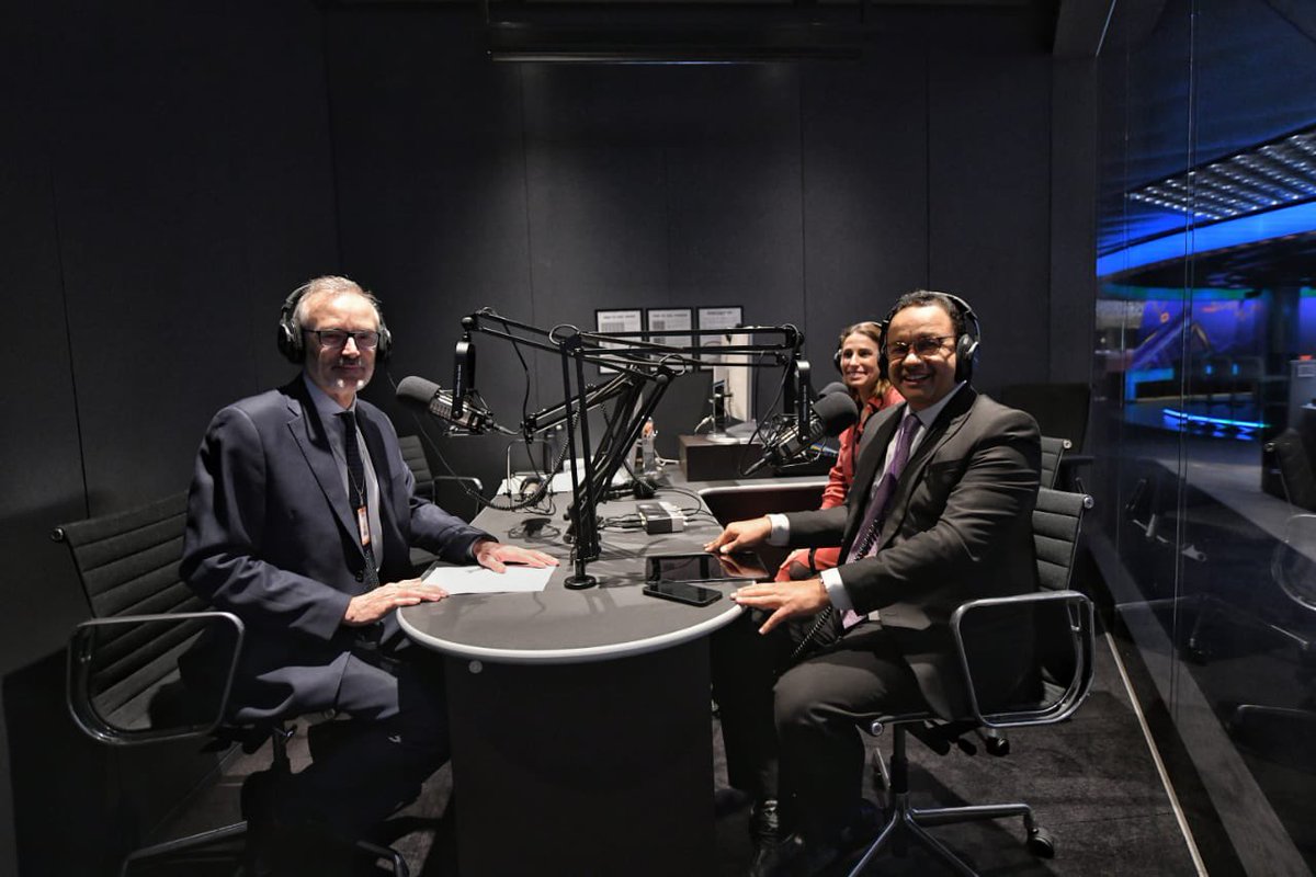 aniesbaswedan's tweet photo. Dalam rangkaian pertemuan dengan BloombergNEF, diundang juga untuk menjadi narasumber pada podcast Bloomberg Switched On. Pewawancaranya adalah Ben Vickers, Chief Editor di BloombergNEF….

#AniesBaswedan #BloombergSwitchedOn #podcast #greeneconomy #greenmobility
#UntukIndonesia https://t.co/C3nnYSd6mz