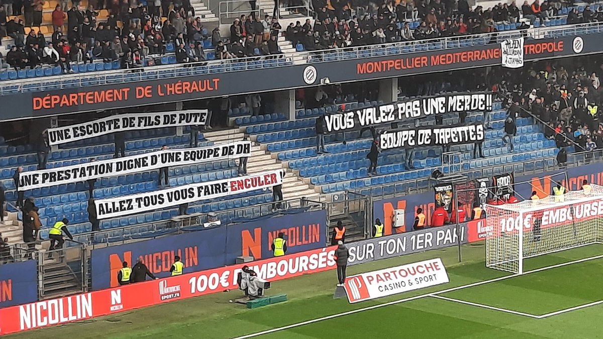 Footballogue (@footballogue) on Twitter photo Les supporters de Montpellier font grève après la débâcle à Nice (6-1).
Quelques banderoles très dures envers leur équipe…
(📸 <a href="/B_Queneutte/">Bertrand Queneutte</a>) Les supporters de Montpellier font grève après la débâcle à Nice (6-1).
Quelques banderoles très dures envers leur équipe…
(📸 <a href="/B_Queneutte/">Bertrand Queneutte</a>)