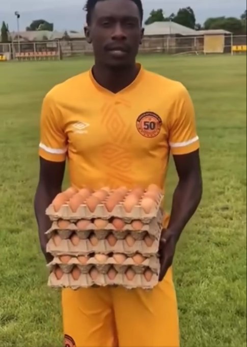 Por ser el mejor jugador, premian en África a futbolista regalándole huevos  - Quinta Fuerza