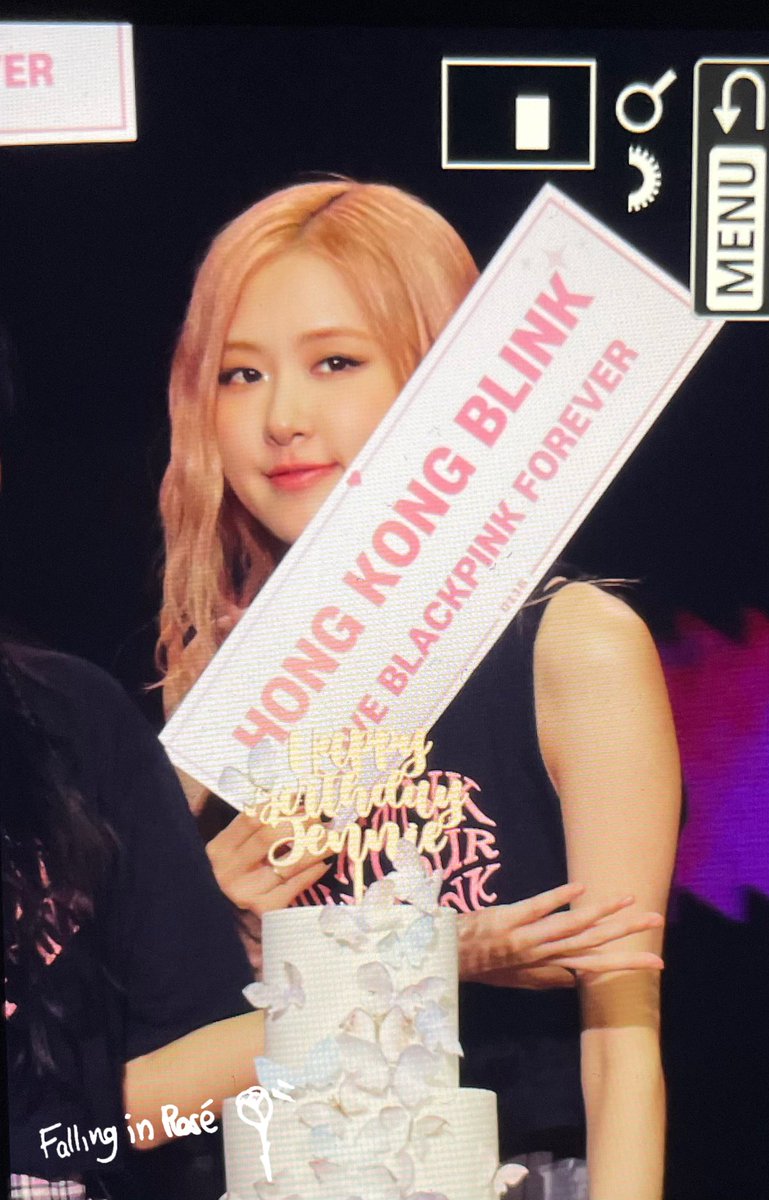 FALLING IN ROSÉ tweet media