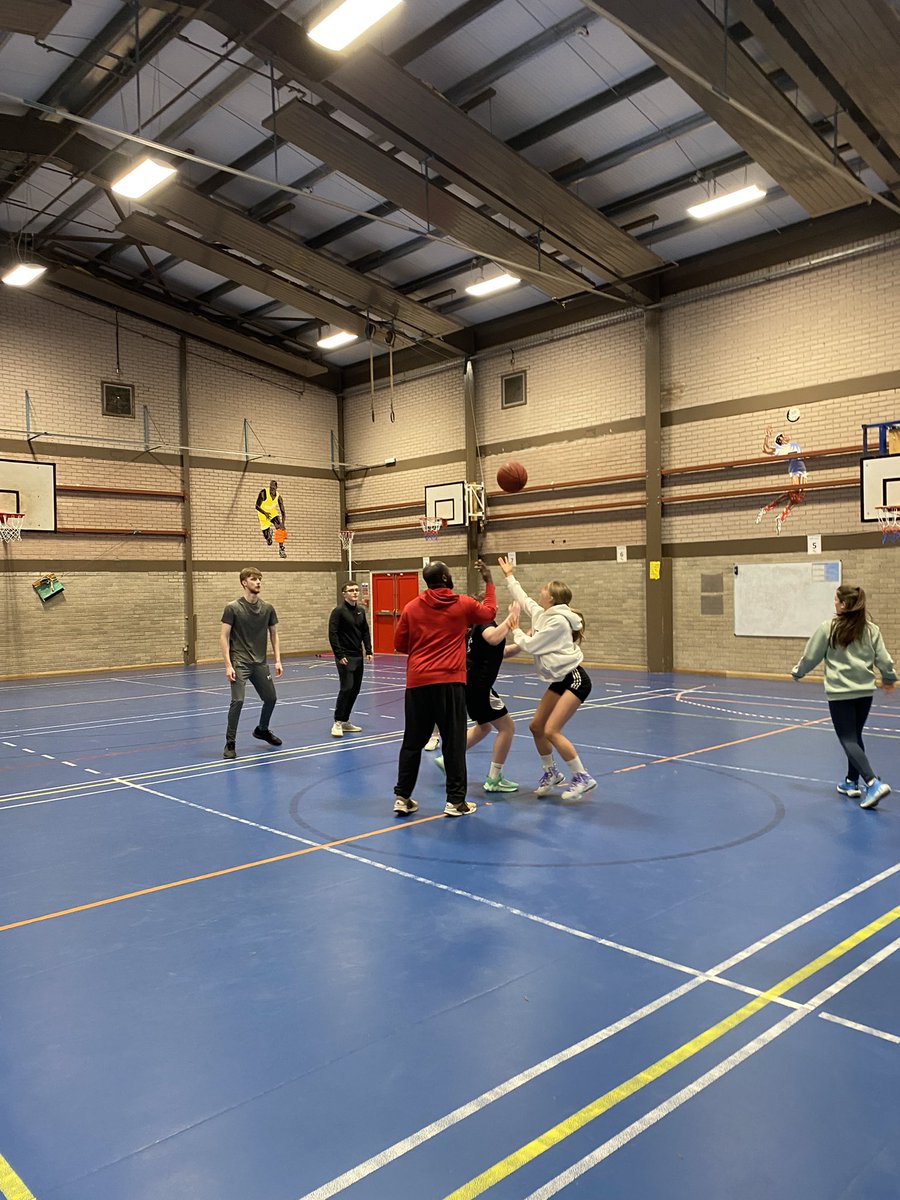 ActiveSA_SAC's tweet photo. The basketball skills award course from our coach education calendar took place today at @KyleAcad ! A mixture of @ActiveDYW_SAC leadership academy, @UniWestScotland students &amp; some of the Active Schools team took part in todays course. Thanks to @basketballscot for leading 🏀🤩 https://t.co/EHXqHlKHQm