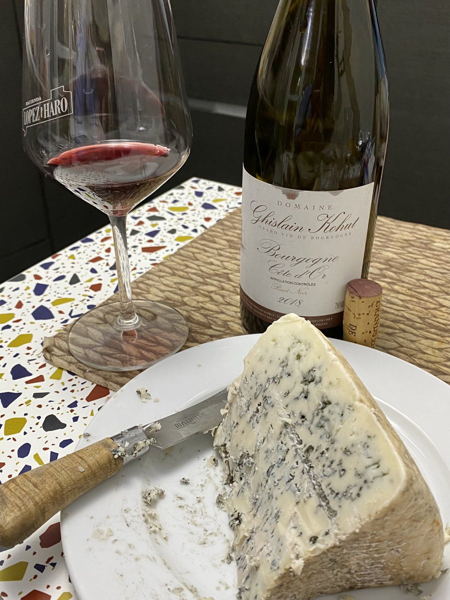 Para <a href="/LosPayuelos/">Quesería LosPayuelos</a> . Intercambiando buenos productos . Espero que al cuñado de Francia , le haya gustado el queso, a nosotros mucho. #vino de #Bourgogne  también muy bueno, y queso de #CastillayLeón . #Worldcheeseawards . <a href="/CyLesVida/">Turismo Castilla y León</a>