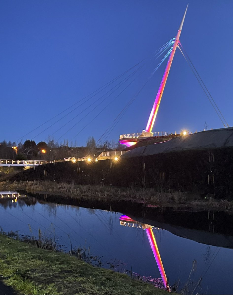 PseudoValdez's tweet photo. Got to say that this new @scottishcanals bridge looks amazing in the early morning light #stockingfield junction #maryhill #glasgow https://t.co/zslHm49ZGi