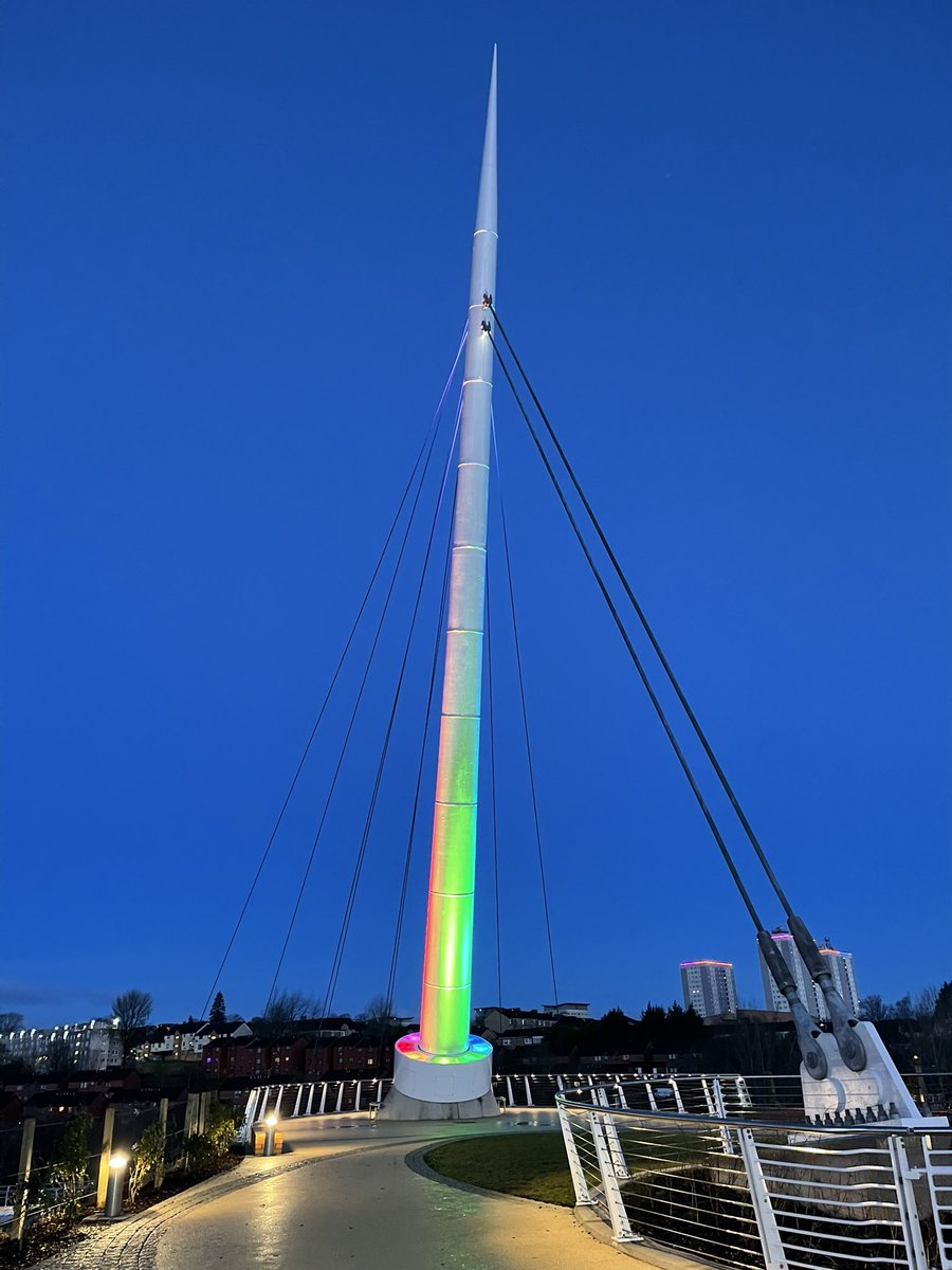 PseudoValdez's tweet photo. Got to say that this new @scottishcanals bridge looks amazing in the early morning light #stockingfield junction #maryhill #glasgow https://t.co/zslHm49ZGi