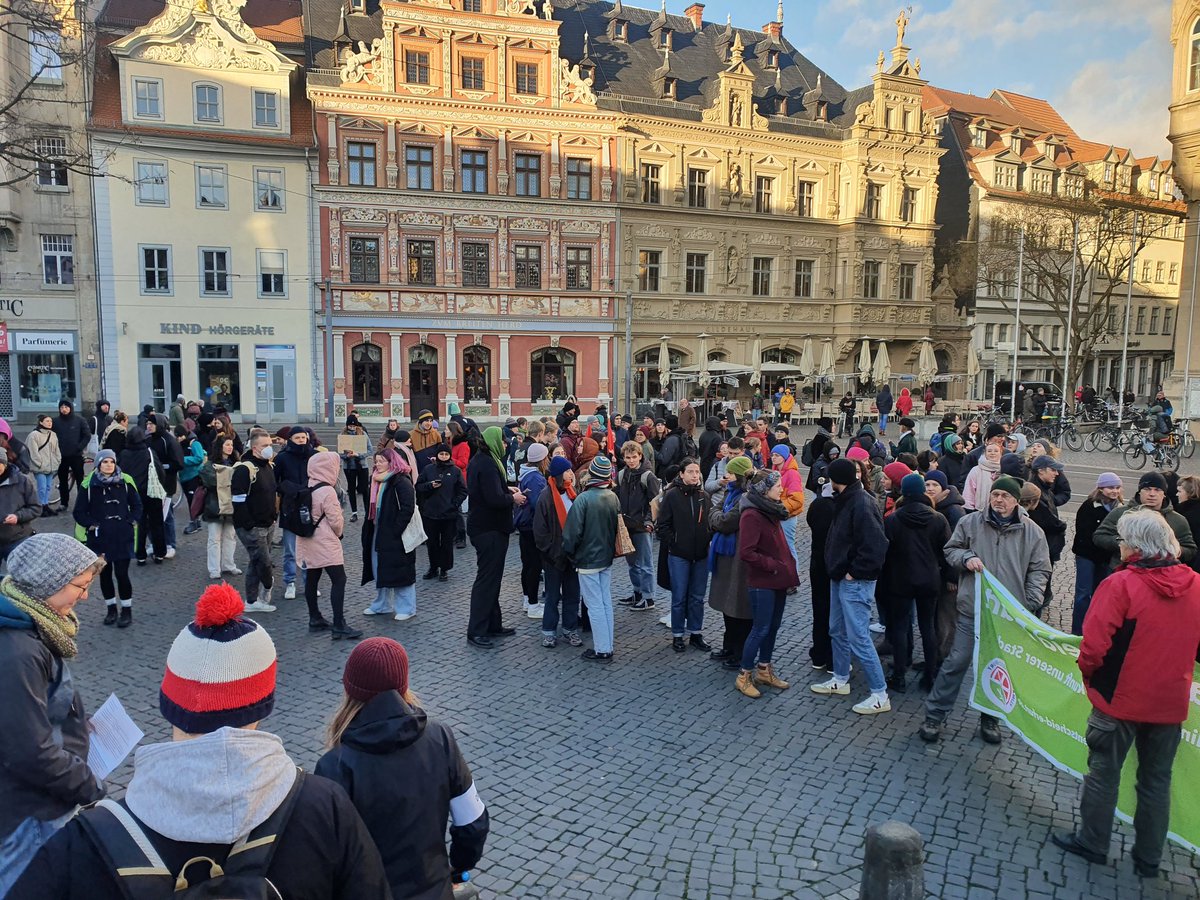 <a href="/ForErfurt/">Fridays for Future Erfurt 🌏👋💥</a> stabil! Auch in Thüringen sind wir heute laut, damit #LuetziBleibt. 
Wir verurteilen die Polizeigewalt vor Ort aufs Schärfste! Soli mit allen Aktivisti in Lützi!
Die Ereignisse der letzten Tage machen deutlich: Es gibt keine Zukunft im fossilen Kapitalismus!