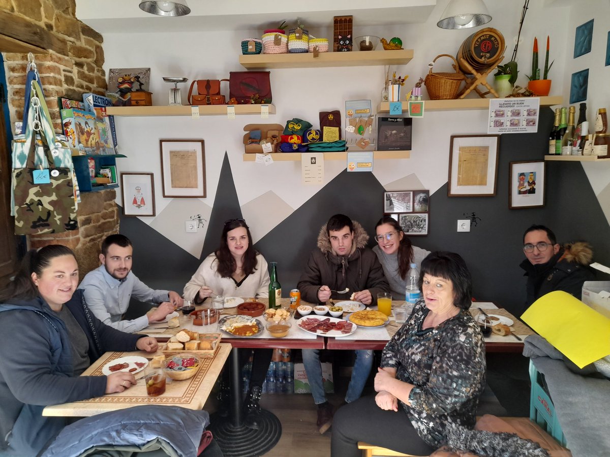 Hoy tenemos a la Comisión de Festejos de comilona 👏🏻👏🏻
Muches gracies, como siempre, por contar con nosotros 🤗
Así presta eh‼️
#lacaleyuca #chigre #bartienda #bardepueblo #lagüeriadeurbies #valledeturon #mieres #vecinosprestosos