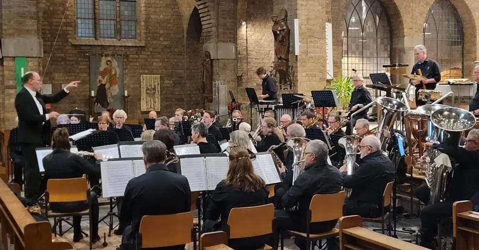 ktvm_tiel's tweet photo. Wat was het een tof nieuwjaarsconcert in de Dominicuskerk in Tiel. Hoogtepunten waren het solowerk Dancing Ebony met Laura Verbeek op klarinet en O Magnum Mysterium met medewerking van Ben Middeldorp op orgel. Dit alles onder leiding van Jacco Nefs. 🎶 #HappyNewYear2023 https://t.co/QGv0MyZdBZ