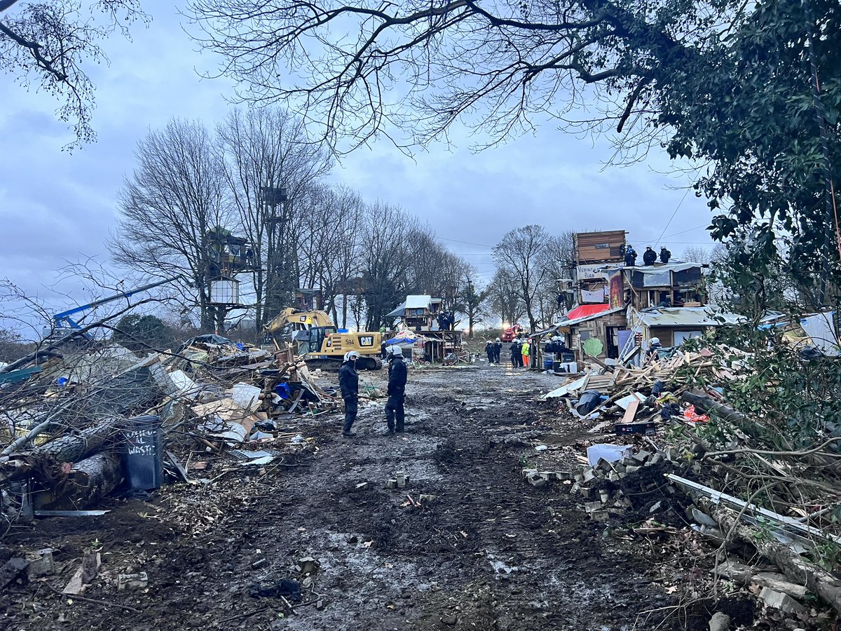 amzdo's tweet photo. Zerstörung ist noch viel zu harmlos: Schnellstmögliche und unwiderrufliche Verwüstung und Vernichtung trifft es deutlich besser. #fckRWE #Luetzerath #StaatKapitalScheisse https://t.co/wKSsgQpXij
